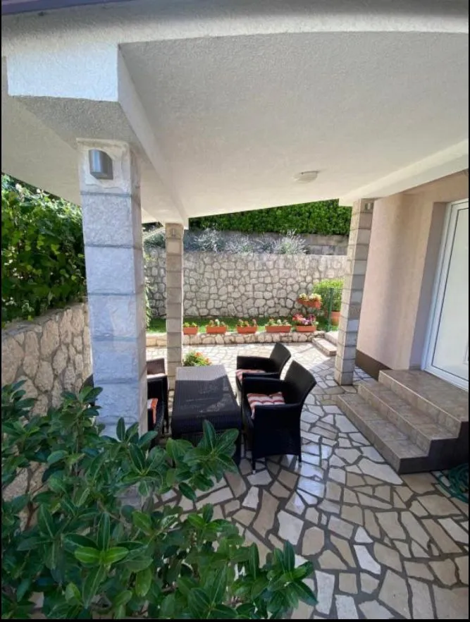 Izdavanje, jednosoban stan, 40m², Kavač, Kotor