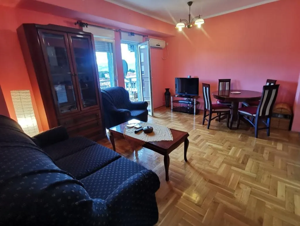 Izdavanje, dvosoban stan, 70m², Blok 9, Podgorica