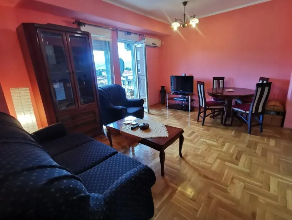Izdavanje, dvosoban stan, 70m², Blok 9, Podgorica