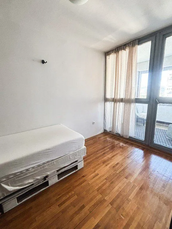 Izdavanje, trosoban stan, 95m², Blok 5, Podgorica