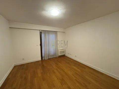 Izdavanje, trosoban stan, 161m², Gorica C, Podgorica - image 3