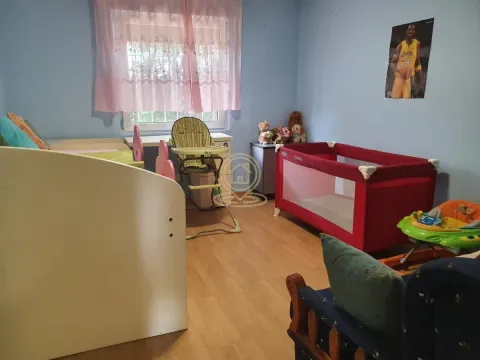 Dečja soba sa krevetcem, krevetom i dečjim nameštajem. - image 3