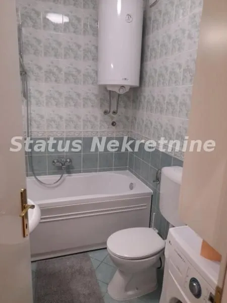 Kupatilo opremljeno kadom, wc šoljom, umivaonikom i bojlerom.