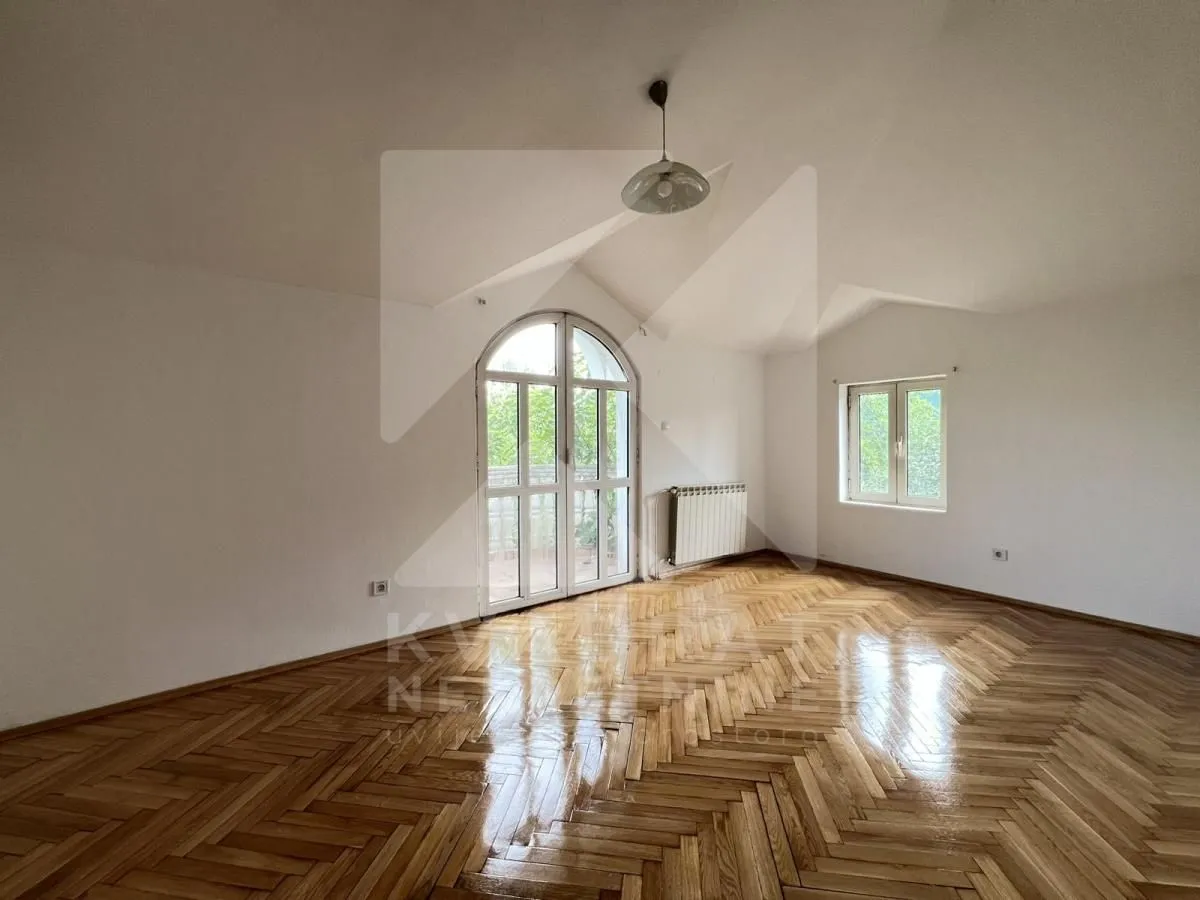 Rent, house, 220m², Dahna, Podgorica