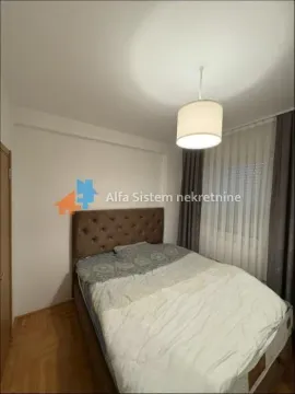 Nameštena spavaća soba sa bračnim krevetom i prozorom. - image 9