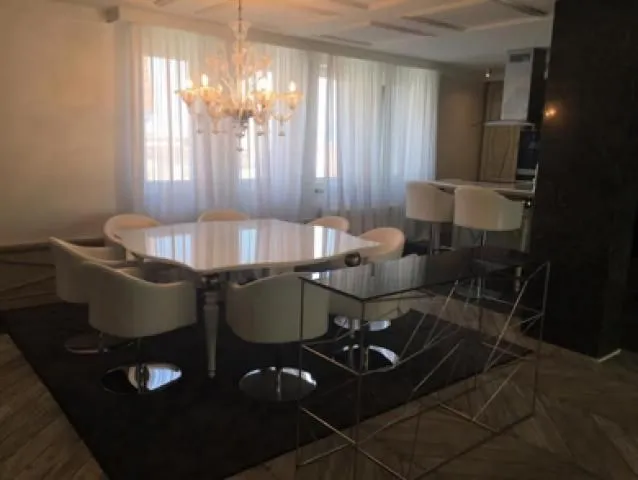 Izdavanje, trosoban stan, 240m², Kalenić Pijaca, Vračar Sve Podlokacije