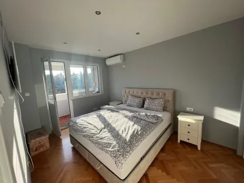 Svijetla spavaća soba sa bračnim krevetom i izlazom na balkon. - image 5