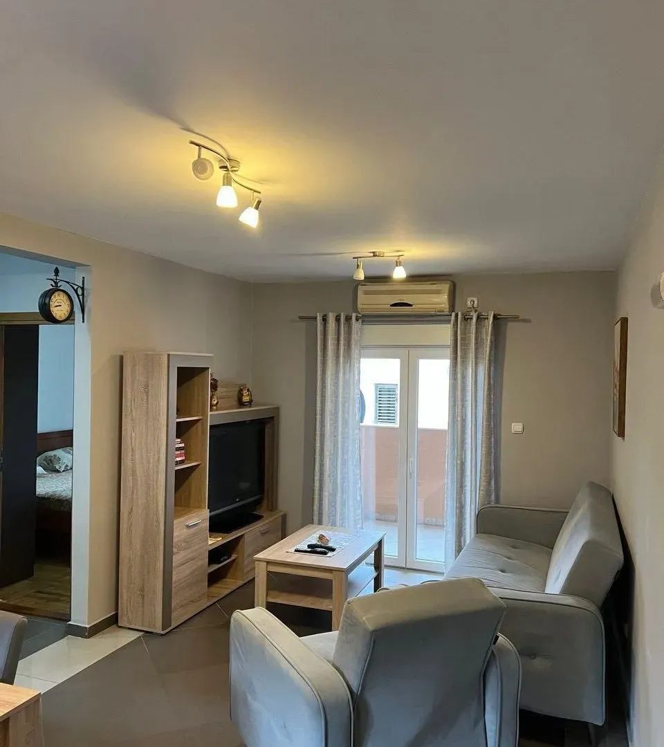 Izdavanje, dvosoban stan, 52m², Kalimanj, Tivat