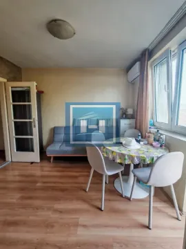 Manji dnevni boravak sa trosedom, trpezarijskim stolom i stolicama. - image 4
