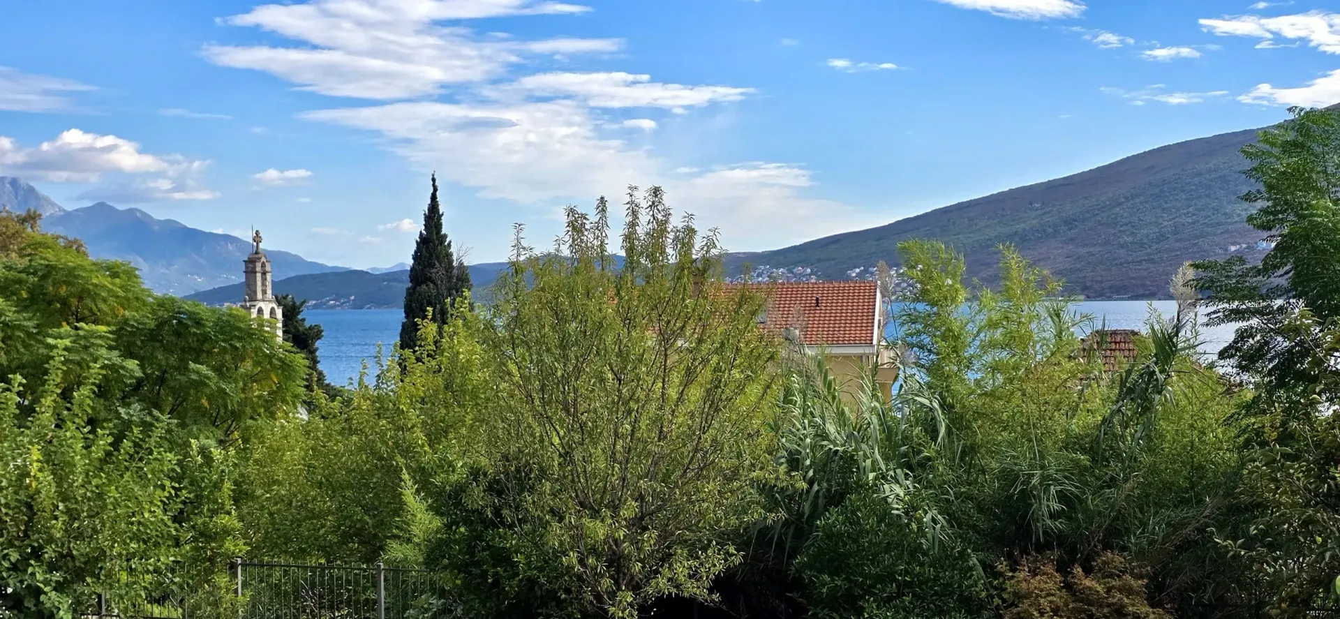Pogled na more i planine sa okoline objekta.