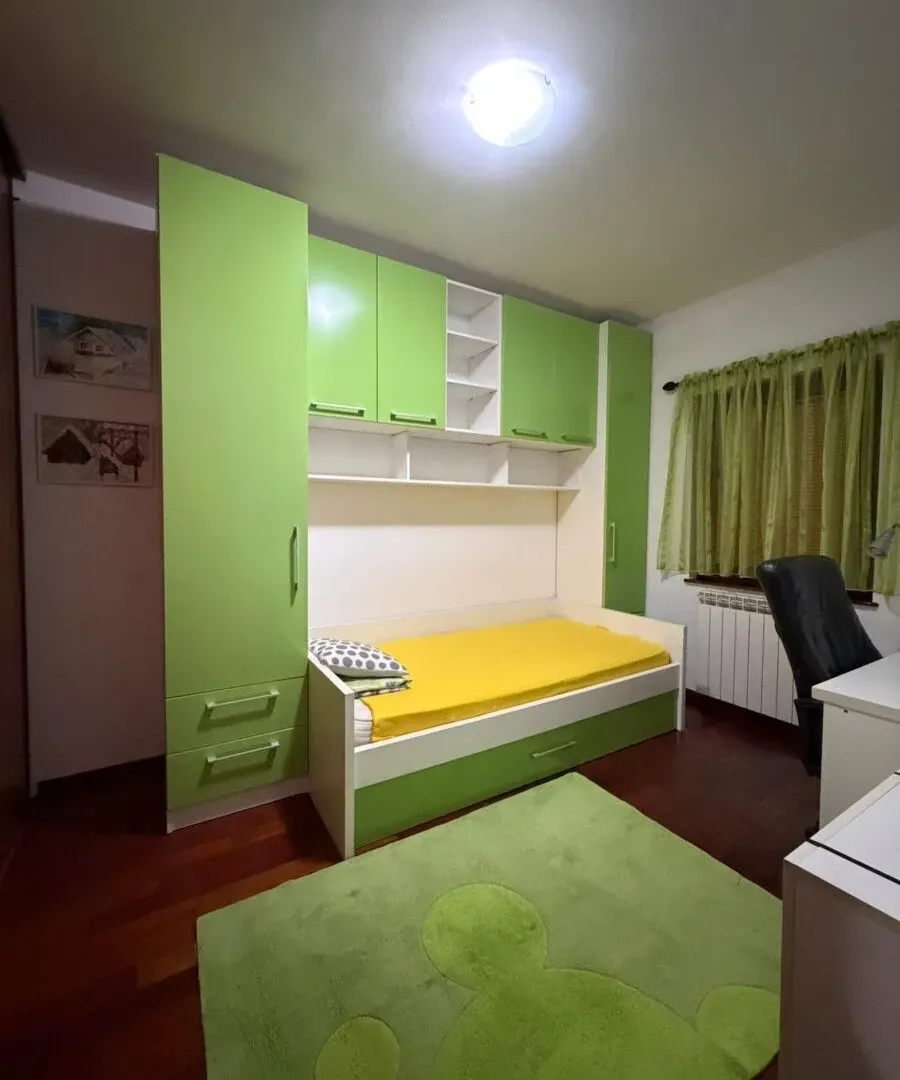 Izdavanje, trosoban stan, 100m², Gorica C, Podgorica
