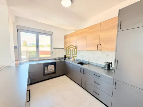 Moderna kuhinja sa sivim elementima i drvenim gornjim ormarićima. - image 6