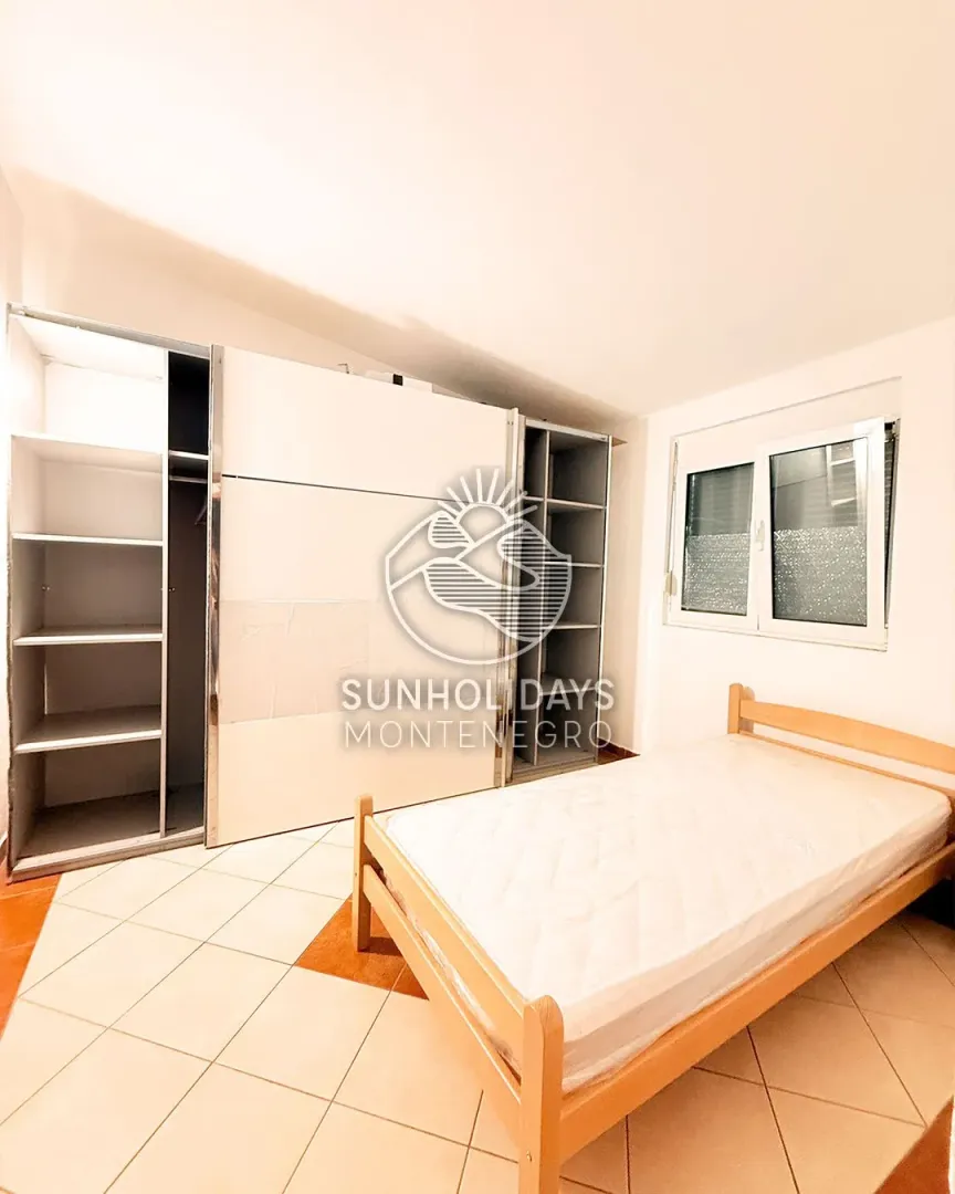 Bedroom with a bed and a built-in wardrobe.