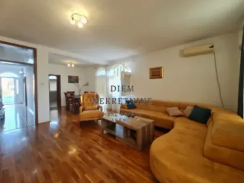 Izdavanje, četvorosoban stan, 150m², Tološi, Podgorica - image 10