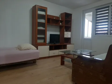 Rent, one bedroom apartment, 35m², Cetinje, Crna Gora - image 1