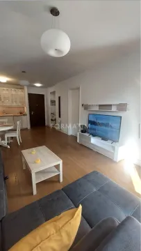 Dnevni boravak sa garniturom, televizorom i trpezarijskim delom u pozadini. - image 13