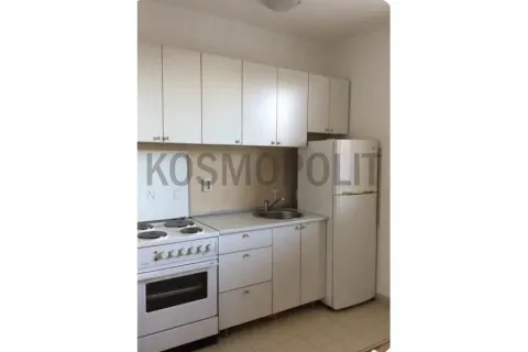 Manja kuhinja sa belim elementima, šporetom i frižiderom. - image 4