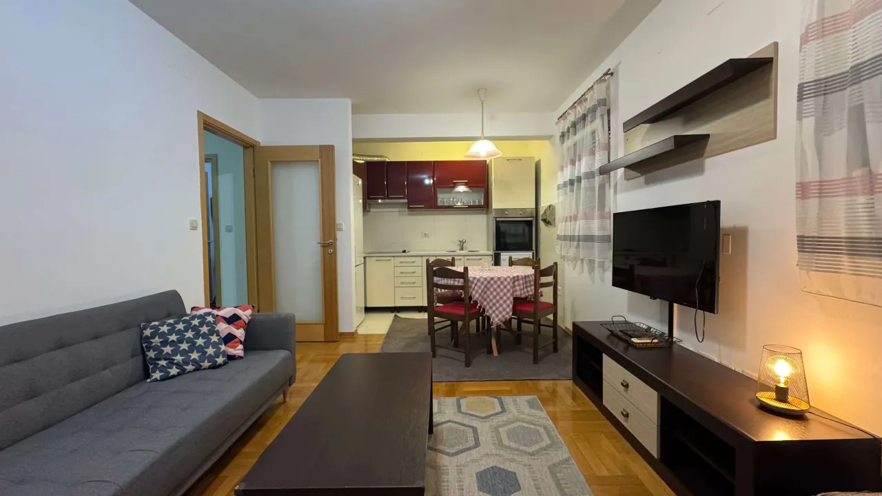 Izdavanje, dvosoban stan, 57m², Stari Aerodrom, Podgorica