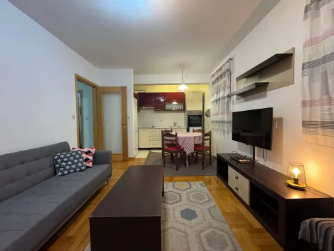 Izdavanje, dvosoban stan, 57m², Stari Aerodrom, Podgorica - image 1