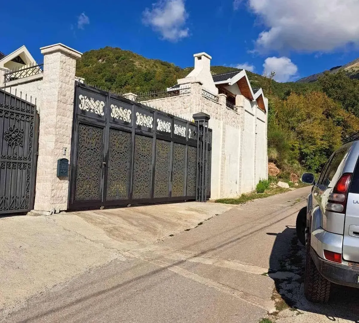 Izdavanje, kuća, 400m², Markovići, Budva