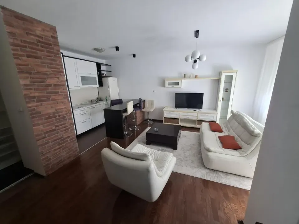 Izdavanje, dvosoban stan, 60m², Centar, Novi Sad