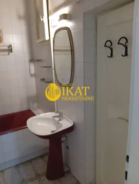 Manje kupatilo sa umivaonikom, ogledalom i kadom. - image 15