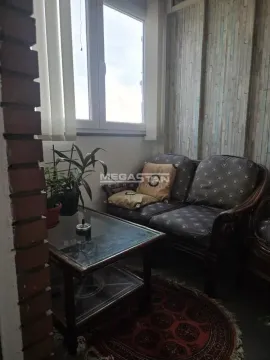 Zastakljena terasa sa garniturom za sedenje i stočićem. - image 6