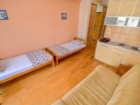 Izdavanje, garsonjera, 25m², Centar, Budva