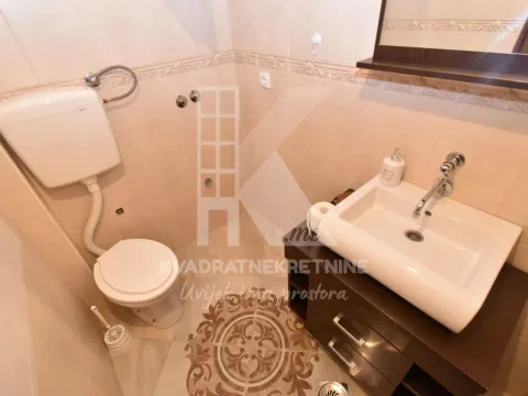 Izdavanje, kuća, 500m², Tološi, Podgorica - image 11