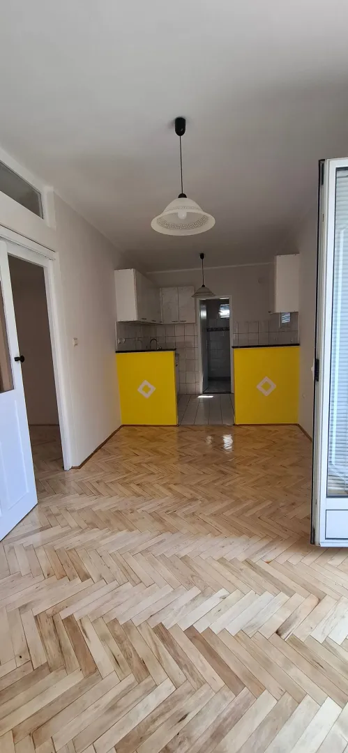 Kuhinja sa elementima i parketom na podu.