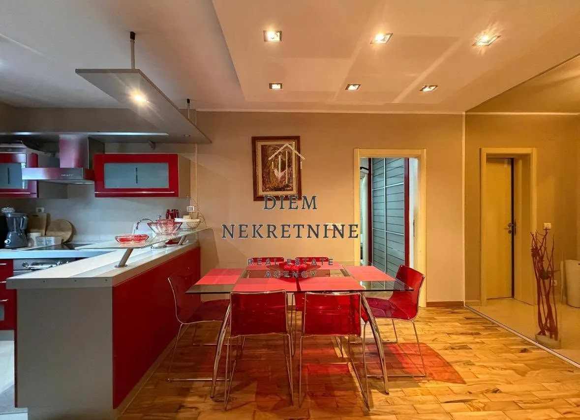 Dining area with kitchen and red details.