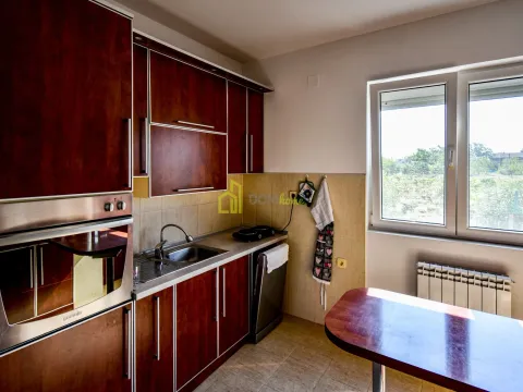Izdavanje, kuća, 185m², Tološi, Podgorica - image 18