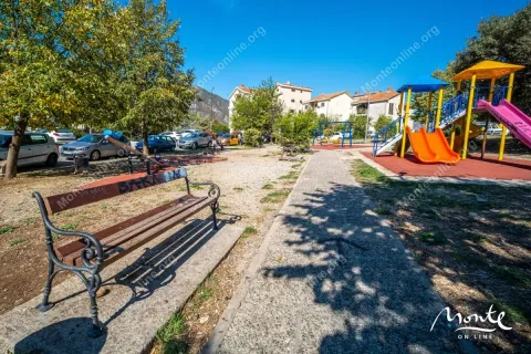 Dječije igralište sa toboganom i klupama u uređenom dvorištu zgrade. - image 24