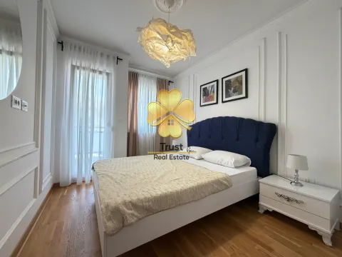 Uređena spavaća soba sa bračnim krevetom i bijelim namještajem. - image 12