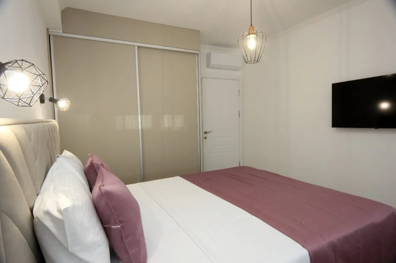 Izdavanje, dvosoban stan, 73m², Centar, Tivat