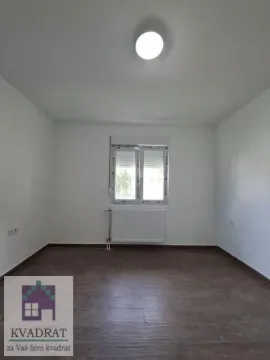 Prazna soba sa belim zidovima i prozorom. - image 10
