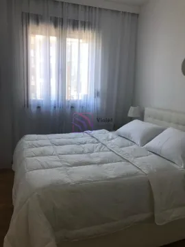 Spavaća soba sa bračnim krevetom i prozorom sa zavjesama. - image 7