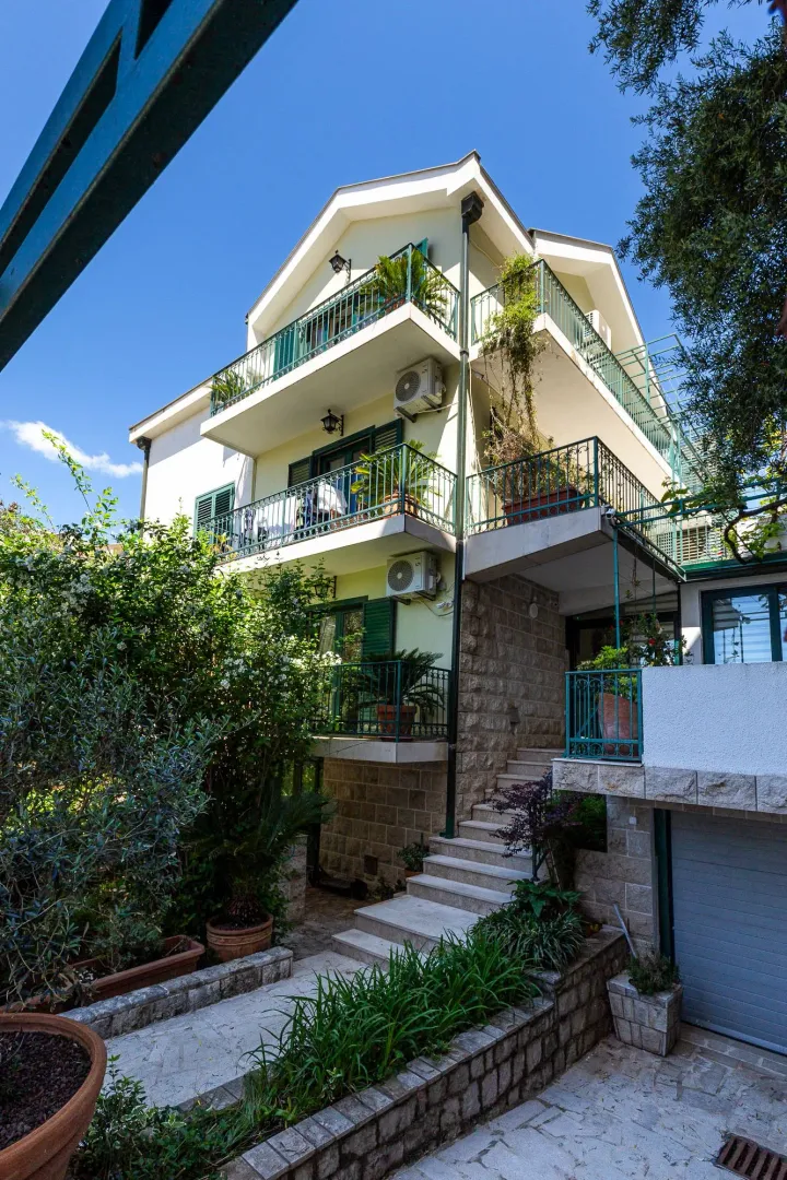 Prodaja, kuća, 287m², Lazi, Budva