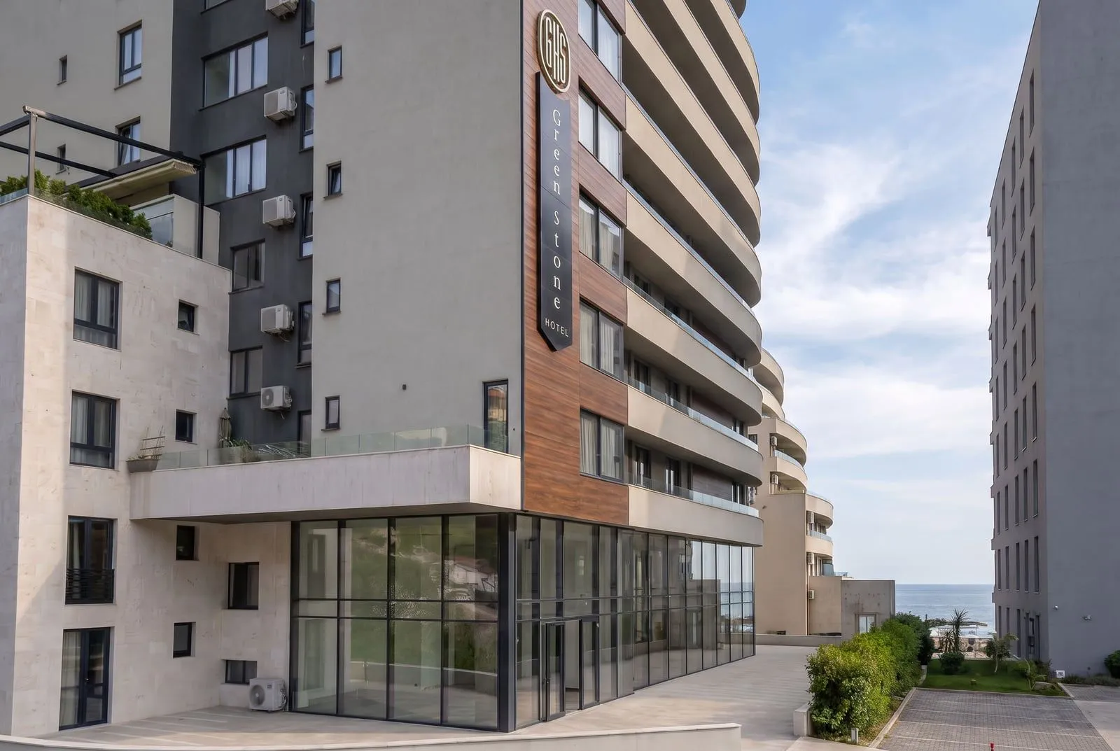 Eksterijer moderne višestambene zgrade sa velikim staklenim površinama.