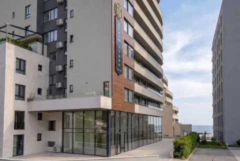 Eksterijer moderne višestambene zgrade sa velikim staklenim površinama. - image 11
