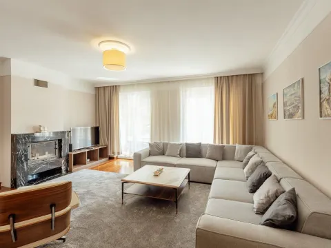 Izdavanje, kuća, 247m², Centar, Kotor - image 5