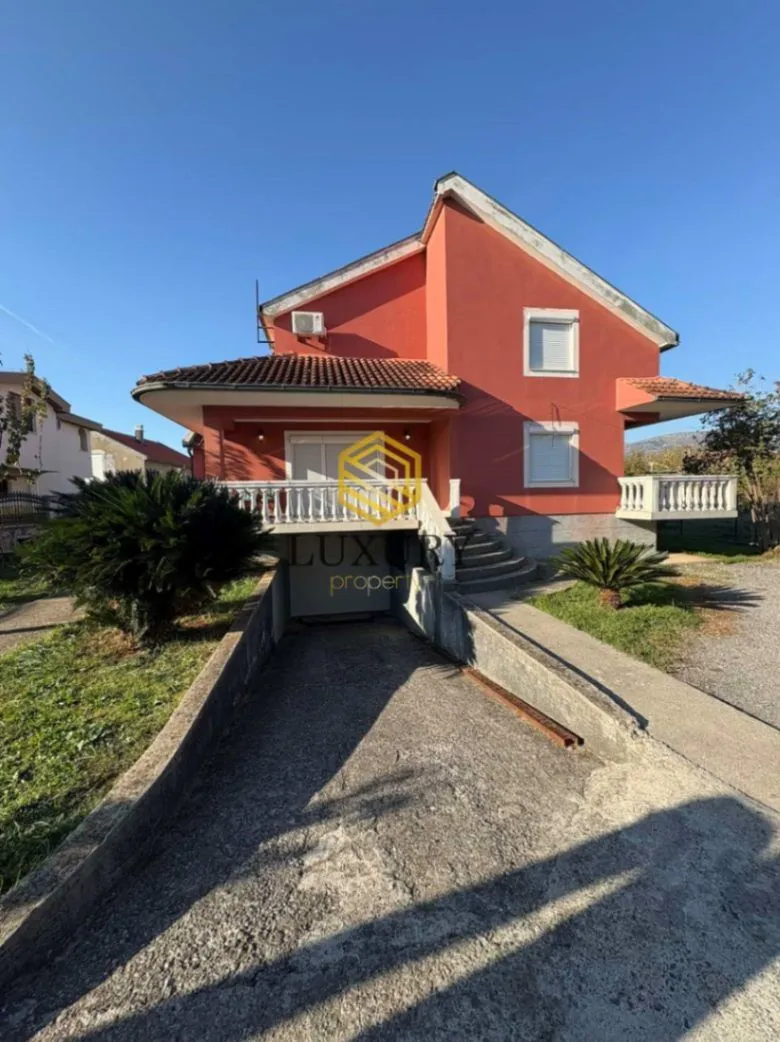 Rent, house, 350m², Zlatica, Podgorica