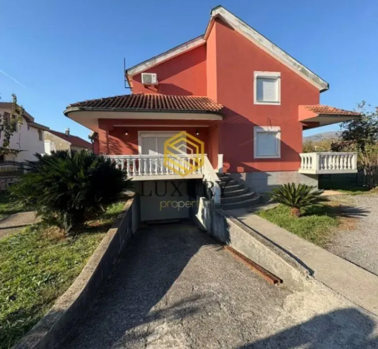 Rent, house, 350m², Zlatica, Podgorica