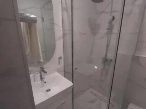 Izdavanje, dvosoban stan, 65m², Dobrota, Kotor - image 5