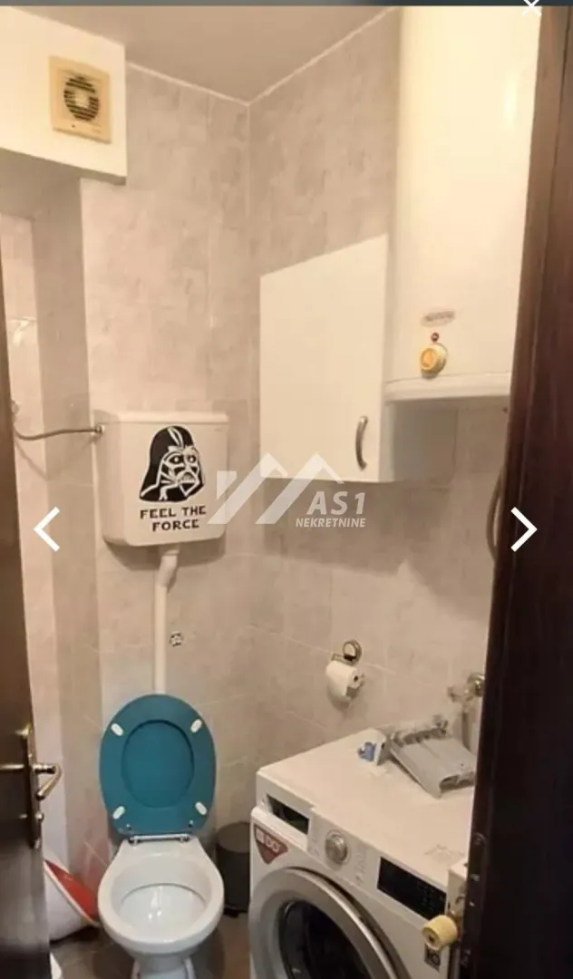 Manje kupatilo sa toaletom, umivaonikom, veš mašinom i bojlerom.