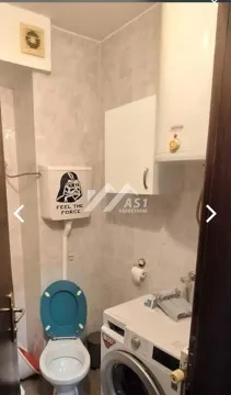 Manje kupatilo sa toaletom, umivaonikom, veš mašinom i bojlerom. - image 3