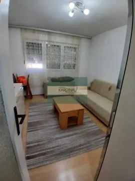 Dnevna soba sa garniturom za sedenje, stočićem i prozorom. - image 2