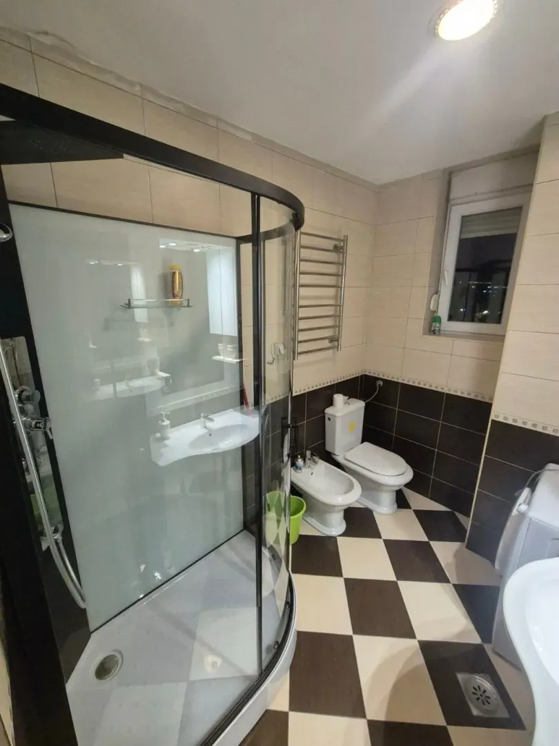 Opremljeno kupatilo sa tuš kabinom, WC šoljom i umivaonikom.