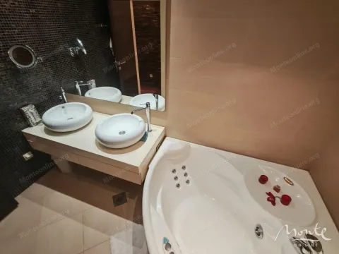 Moderne kupatilo sa hidromasažnom kadom i duplim umivaonikom. - image 22
