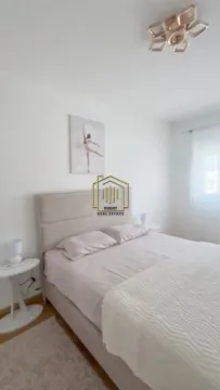 Spavaća soba sa bračnim krevetom i noćnim stočićem. - image 8